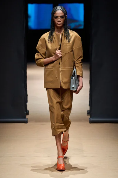 Look 15